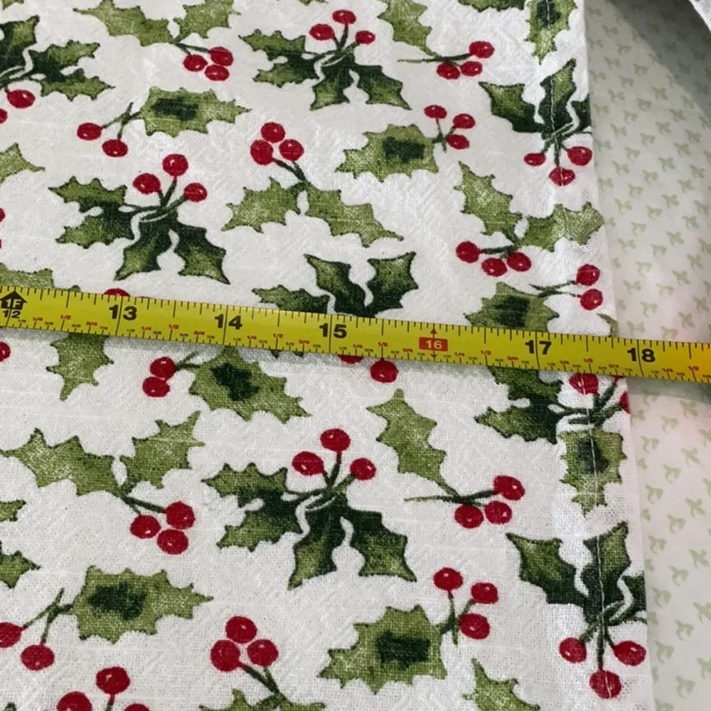 🎄 Cupcakes and Cashmere 6 napkins. Christmas Holly.